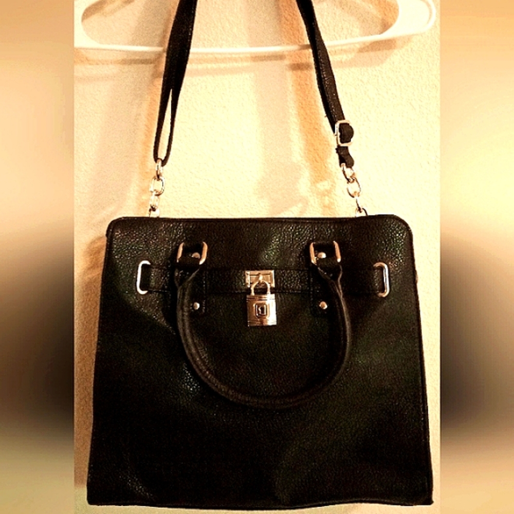 Black medium-size Handbag/Shoulder bag-Purse•Like NEW★